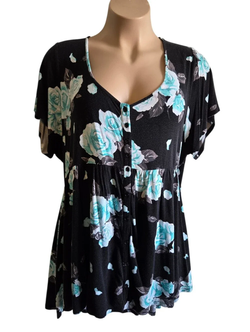 Torrid Floral Button Down V-Neckline Short Sleeve Babydoll Top Size 4 Pre-Owned